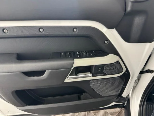Used 2022 White Land Rover X-Dynamic HSE image 18