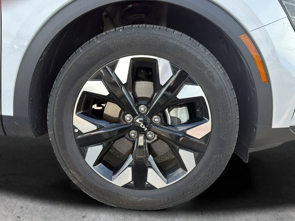 Used 2024 White Kia X-Line image 24