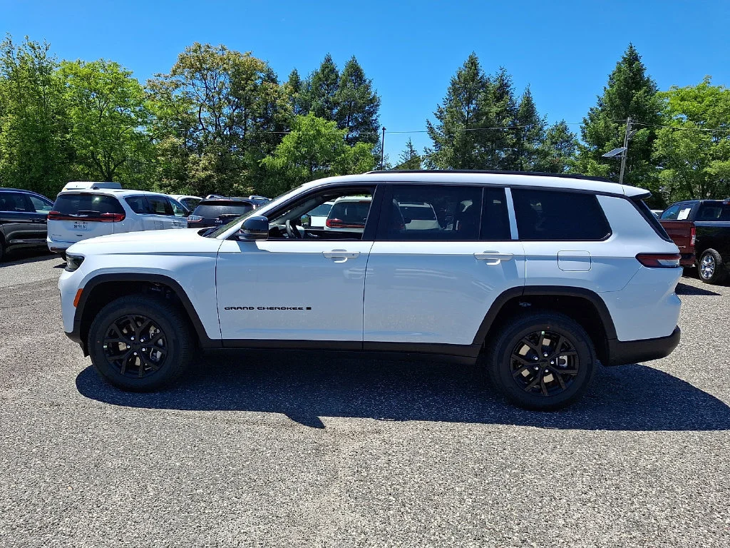 New 2026 Bright White Clear-Coat Exterior Paint Jeep Laredo Altitude image 5