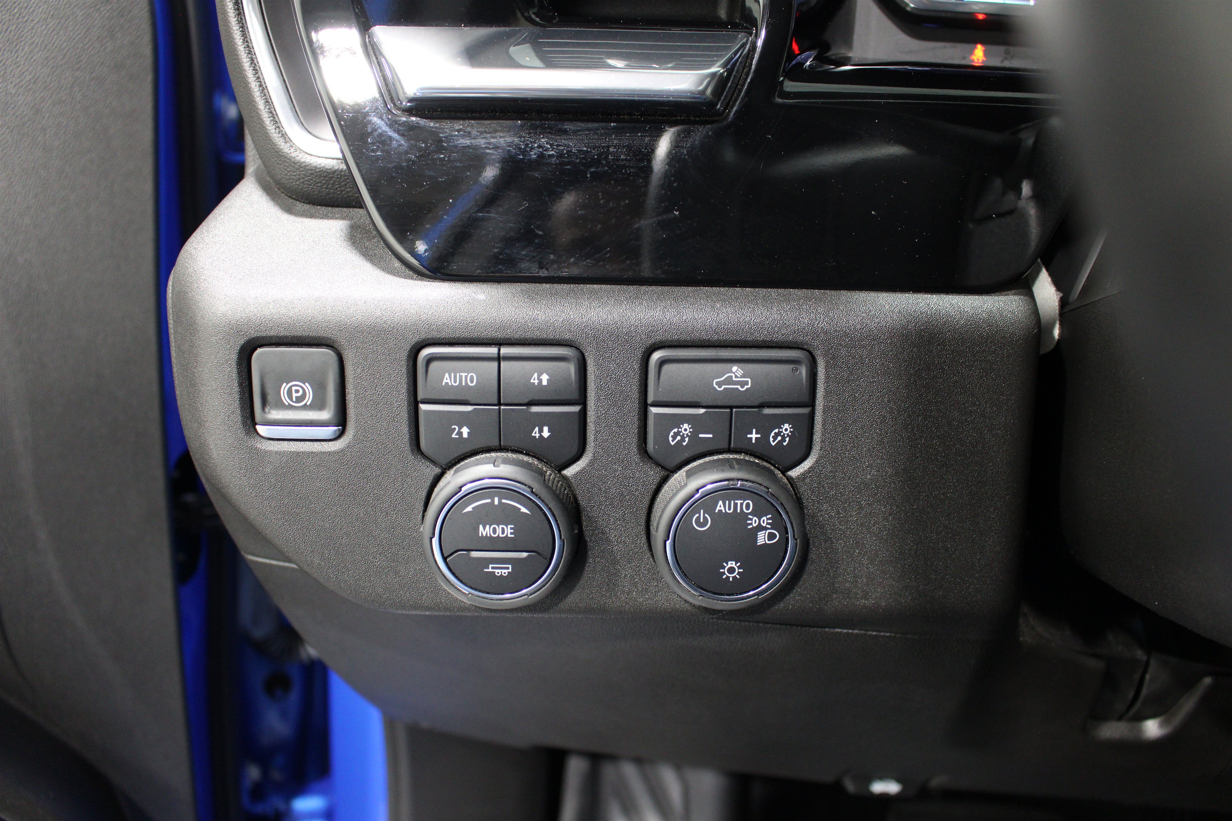 Used 2025 Riptide Blue Metallic Chevrolet LT image 9