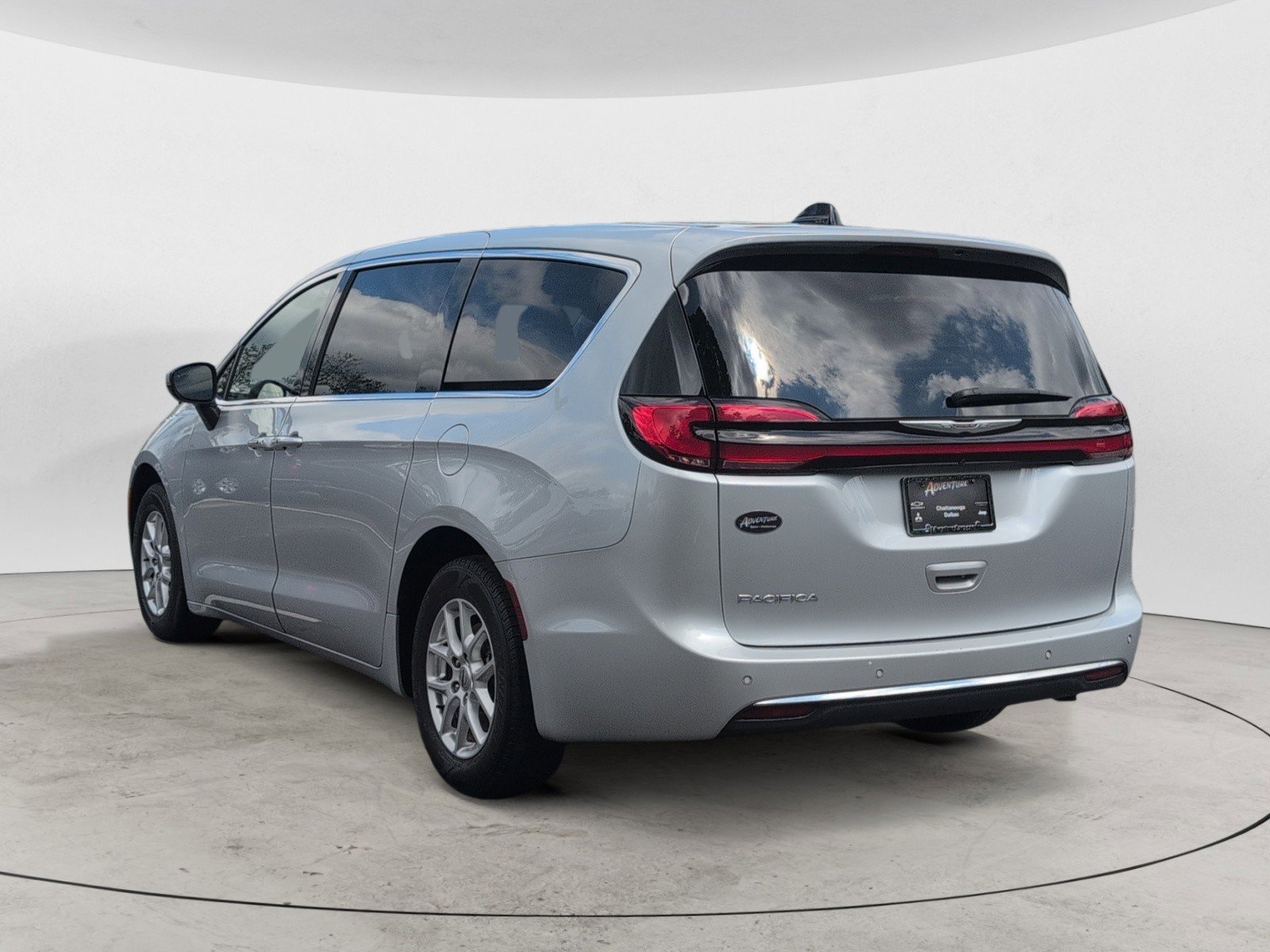 Used 2023 Silver Mist Clearcoat Chrysler Touring L image 5