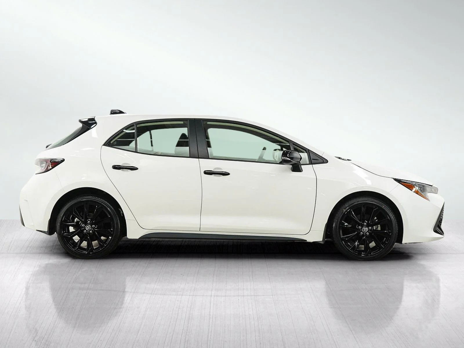 Used 2022  Toyota SE image 6
