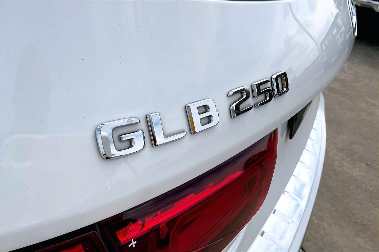 Used 2020 Polar White Mercedes-Benz GLB 250 image 31