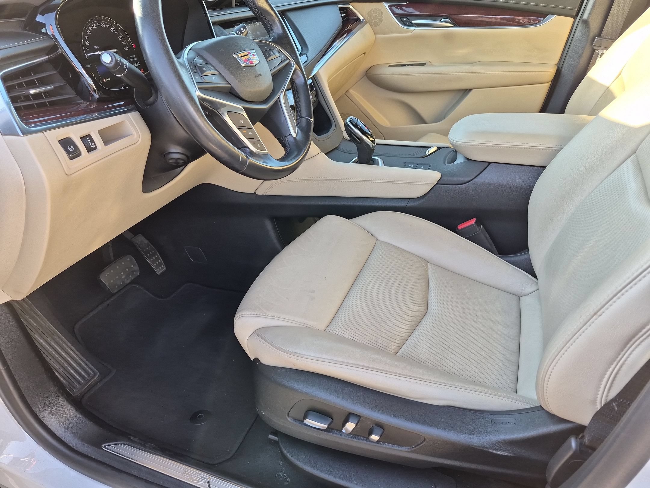 Used 2019 Crystal White Tricoat Cadillac Premium Luxury FWD image 15