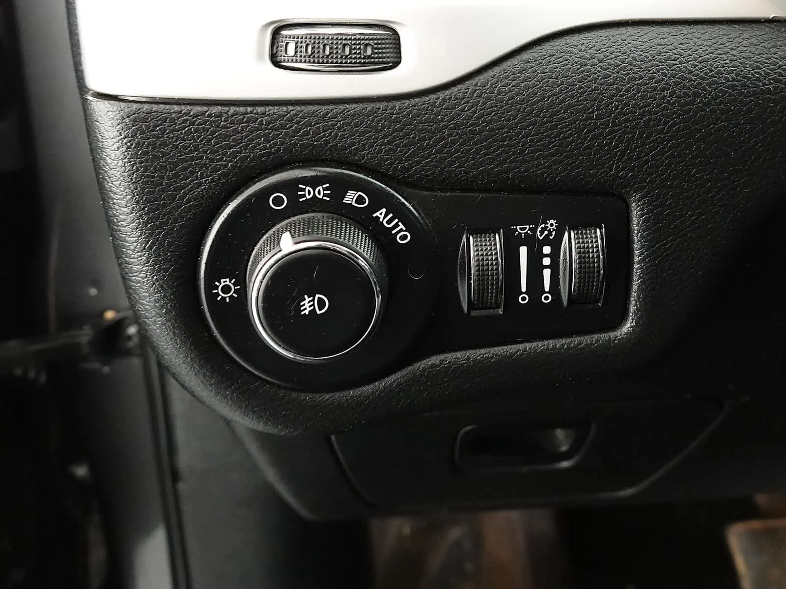 Used 2016 Granite Crystal Metallic Clearcoat Jeep Trailhawk image 6