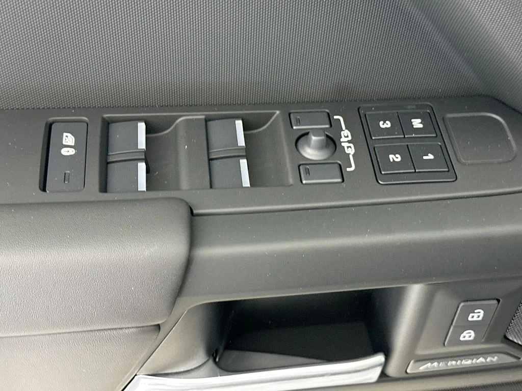 New 2026 Tasman Blue Metallic Land Rover S image 19