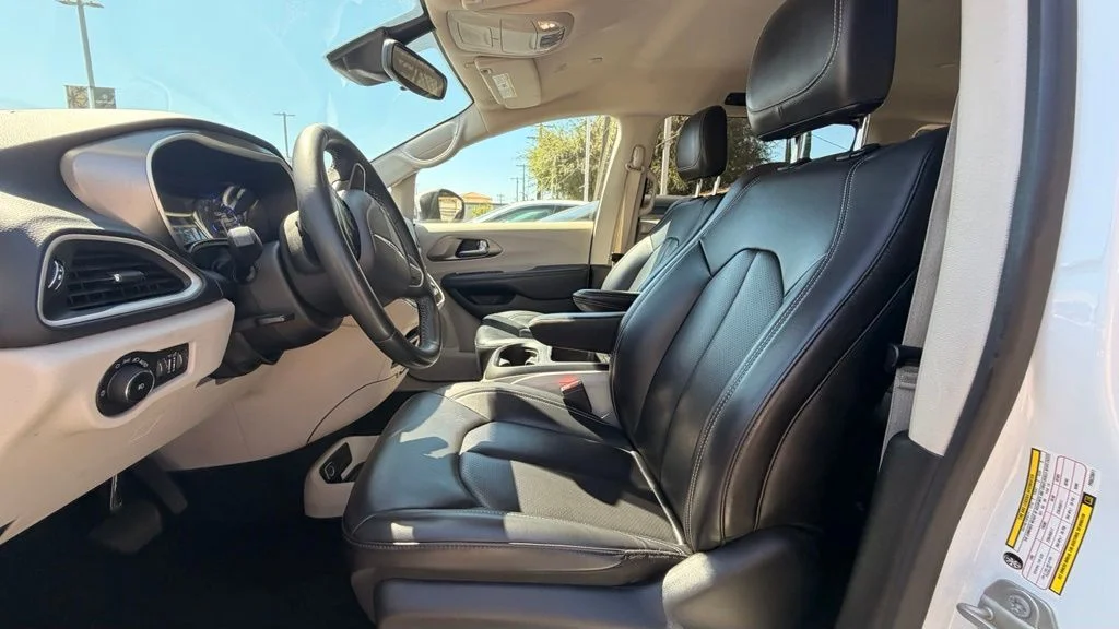 Used 2023 White Chrysler Touring L image 5