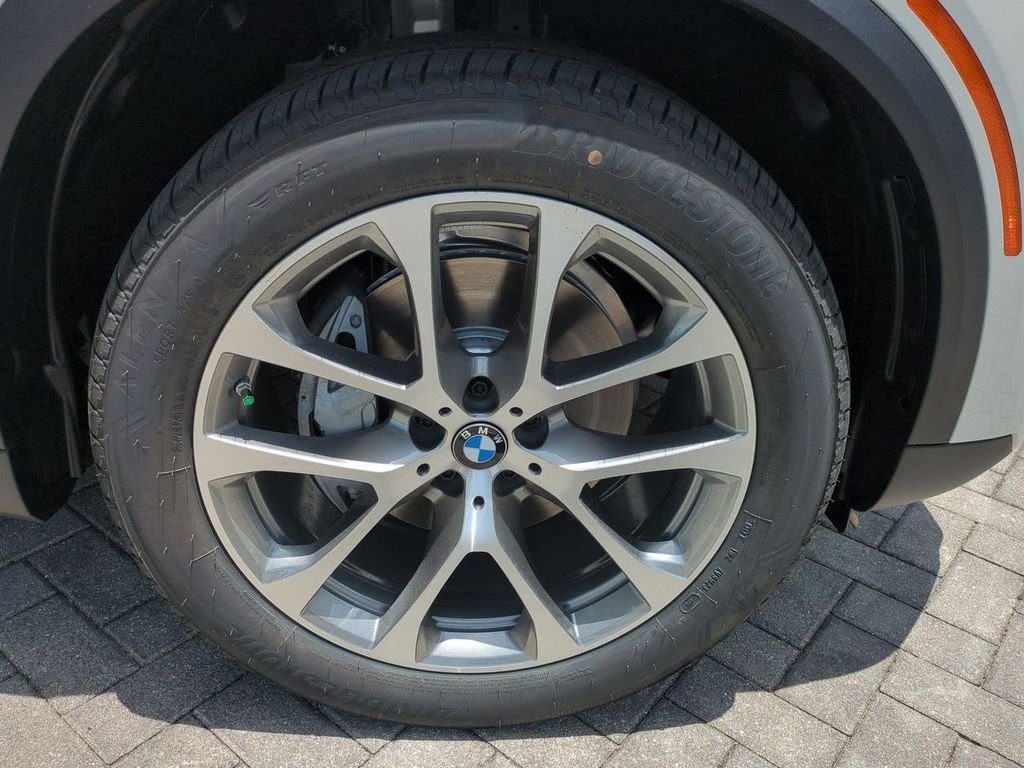 New 2026 Alpine White BMW xDrive40i image 11