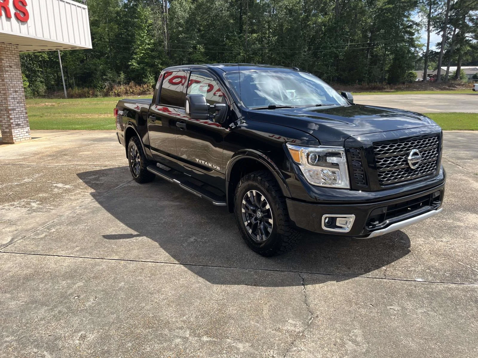 Used 2018 Magnetic Black Nissan 4x4 Crew Cab PRO-4X image 3