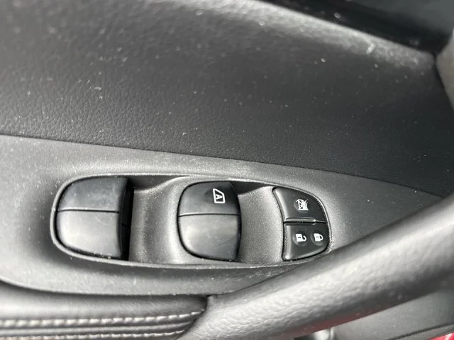 Used 2017 Red Nissan S image 27