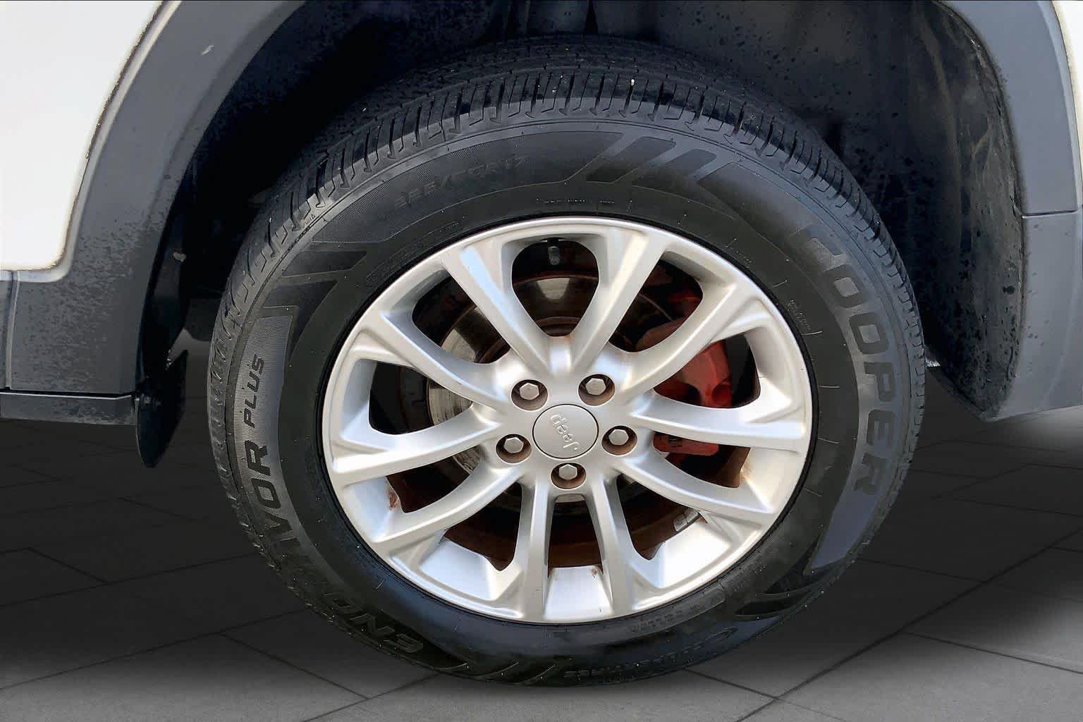 Used 2019 Bright White Clearcoat Jeep Latitude image 10