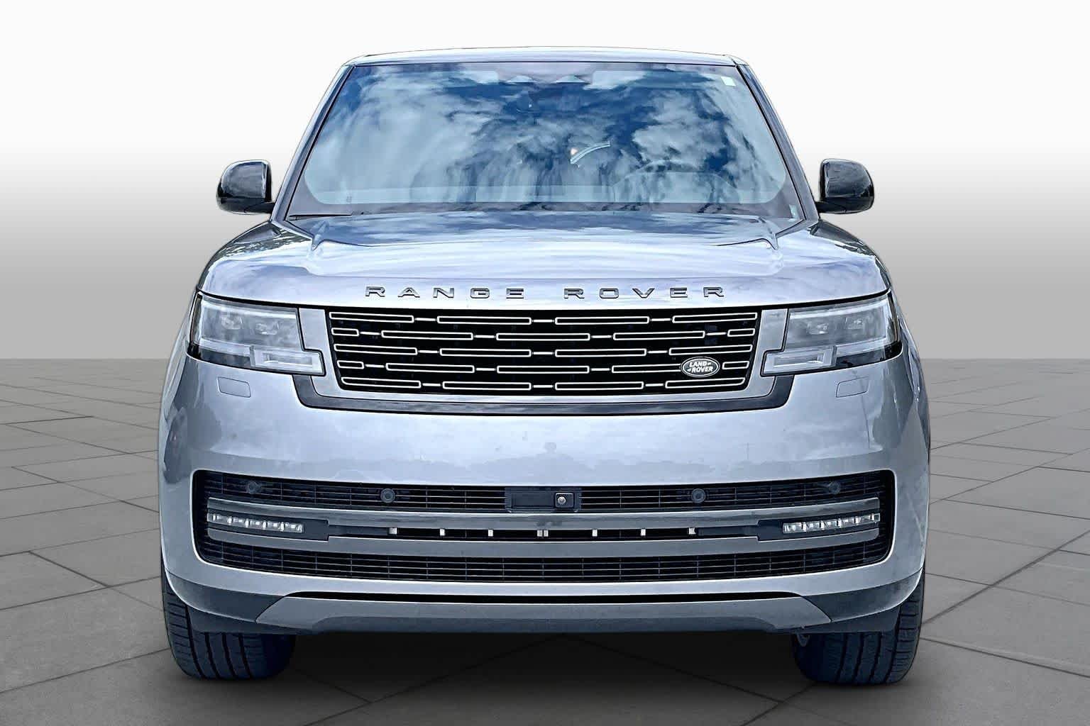 Used 2025 Charente Grey Premium Metallic Land Rover SE image 4