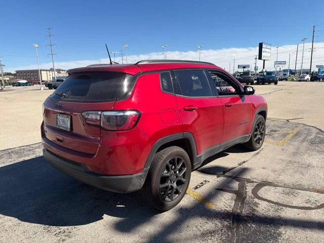 Used 2025 Red Hot Pearlcoat Jeep Latitude image 6