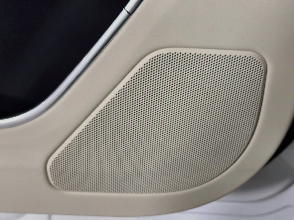 New 2027 Fuji White Land Rover SE image 19