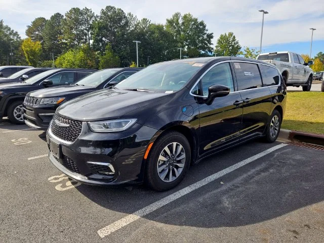 Used 2024 Black Chrysler Select image 3