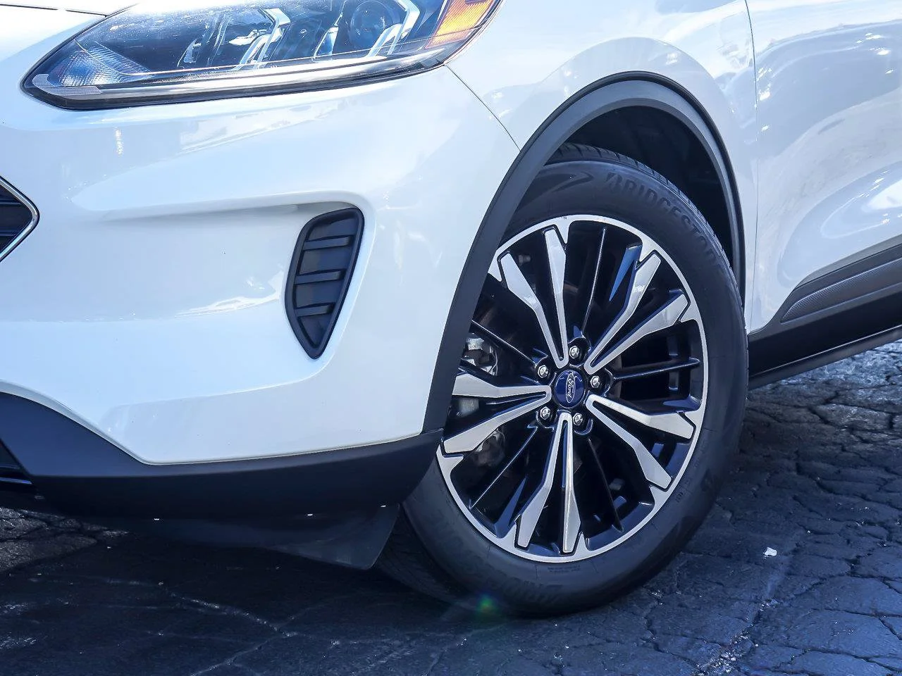 Used 2022 White Metallic Ford SE image 3