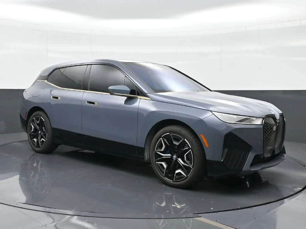 Used 2024 Gray BMW xDrive50 image 4