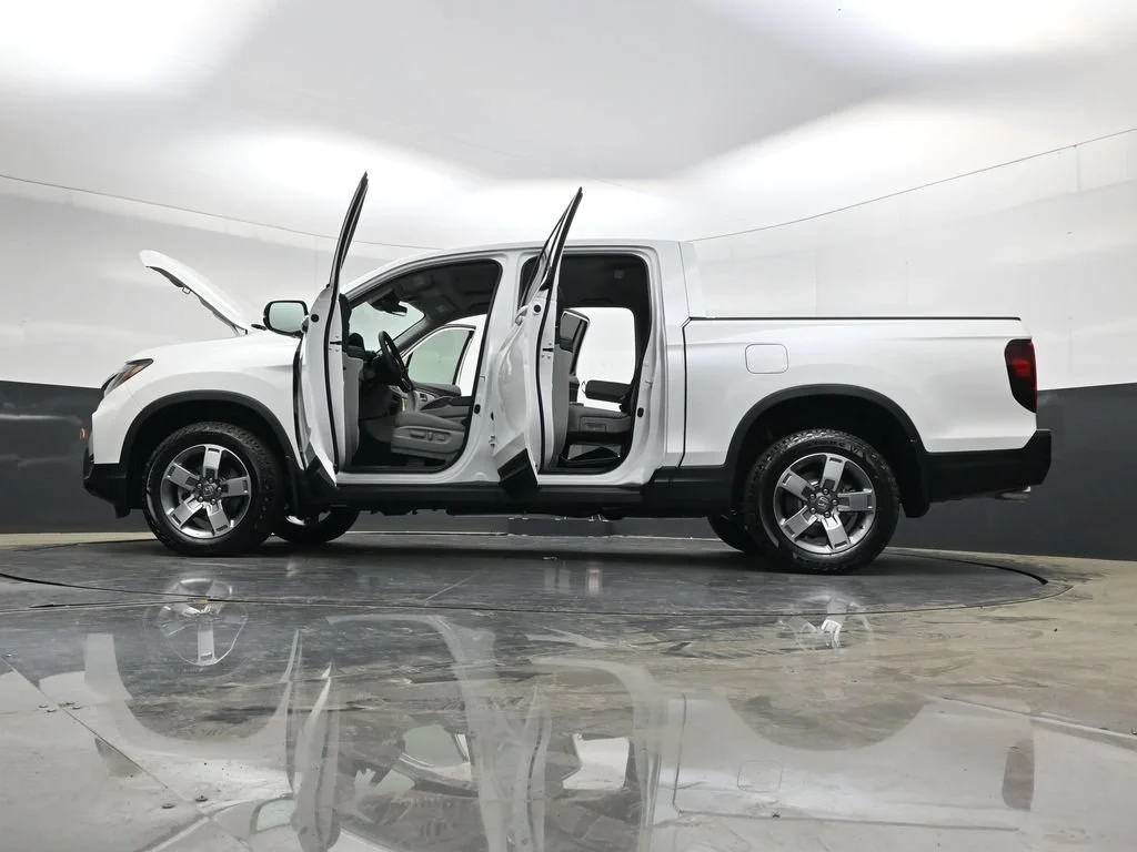 Certified Used 2026 Platinum White Pearl Honda RTL image 44