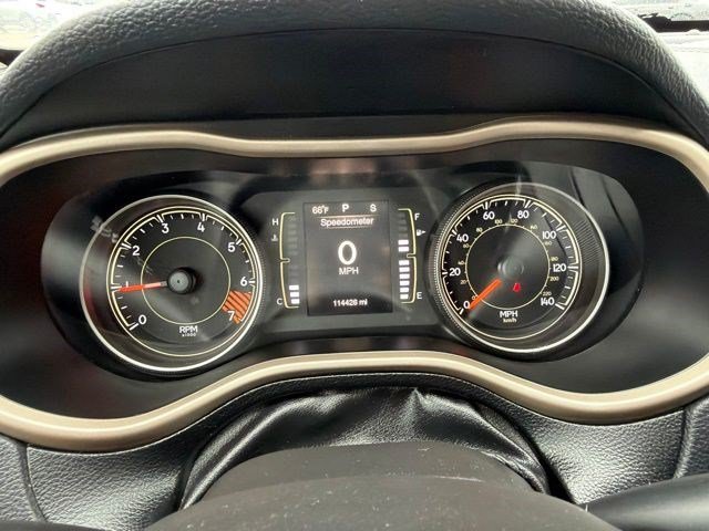 Used 2015 True Blue Pearlcoat Jeep Latitude image 27