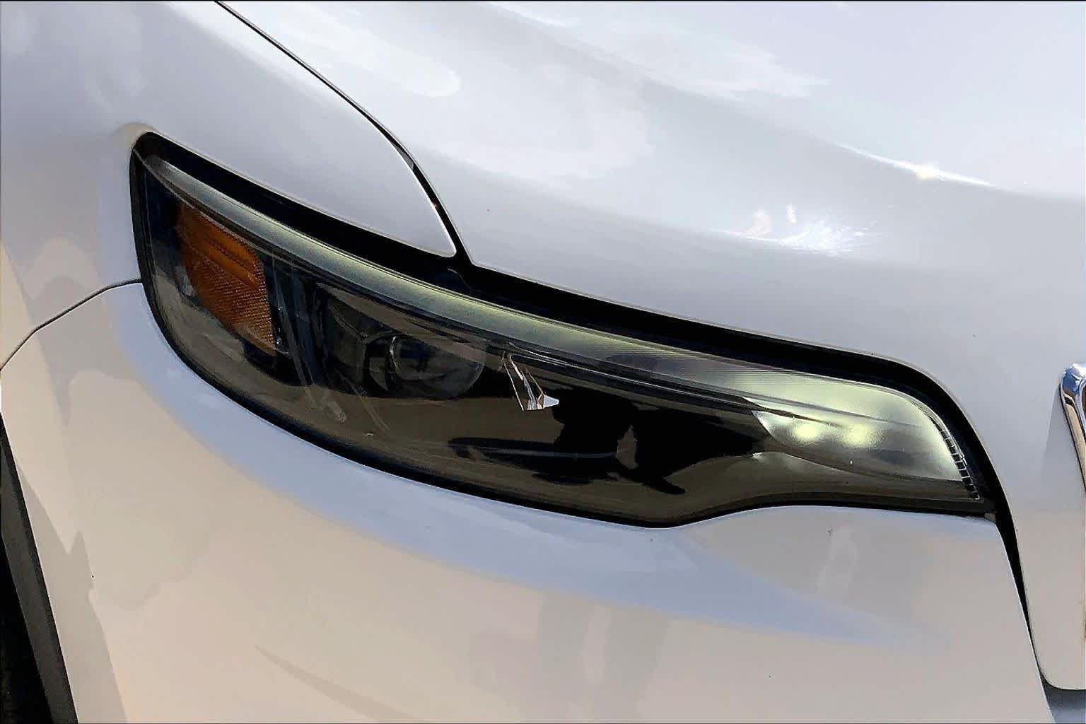 Used 2019 Bright White Clearcoat Jeep Latitude Plus image 27