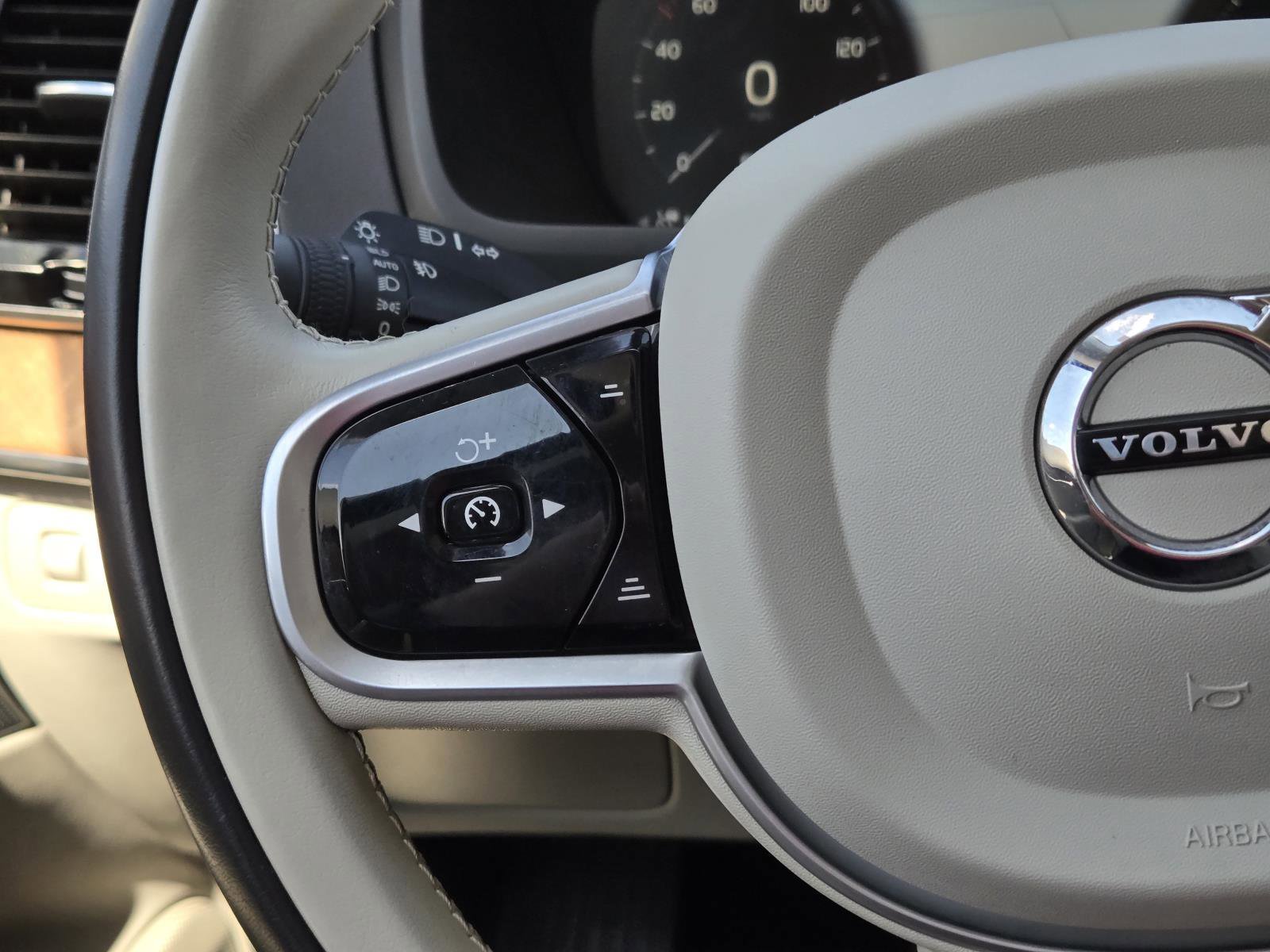 Used 2019 Crystal White Pearl Volvo Inscription image 16
