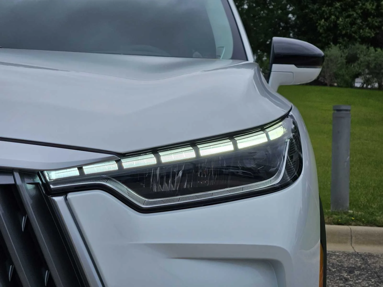 New 2026 RADIANT WHITE INFINITI Luxe FWD image 6
