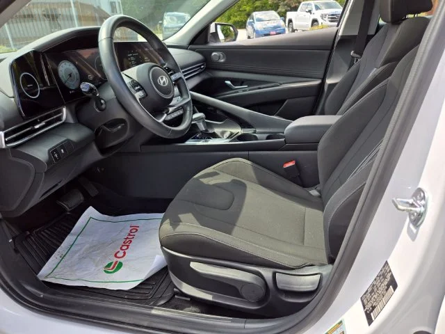 Used 2025 White Hyundai SEL Convenience image 10