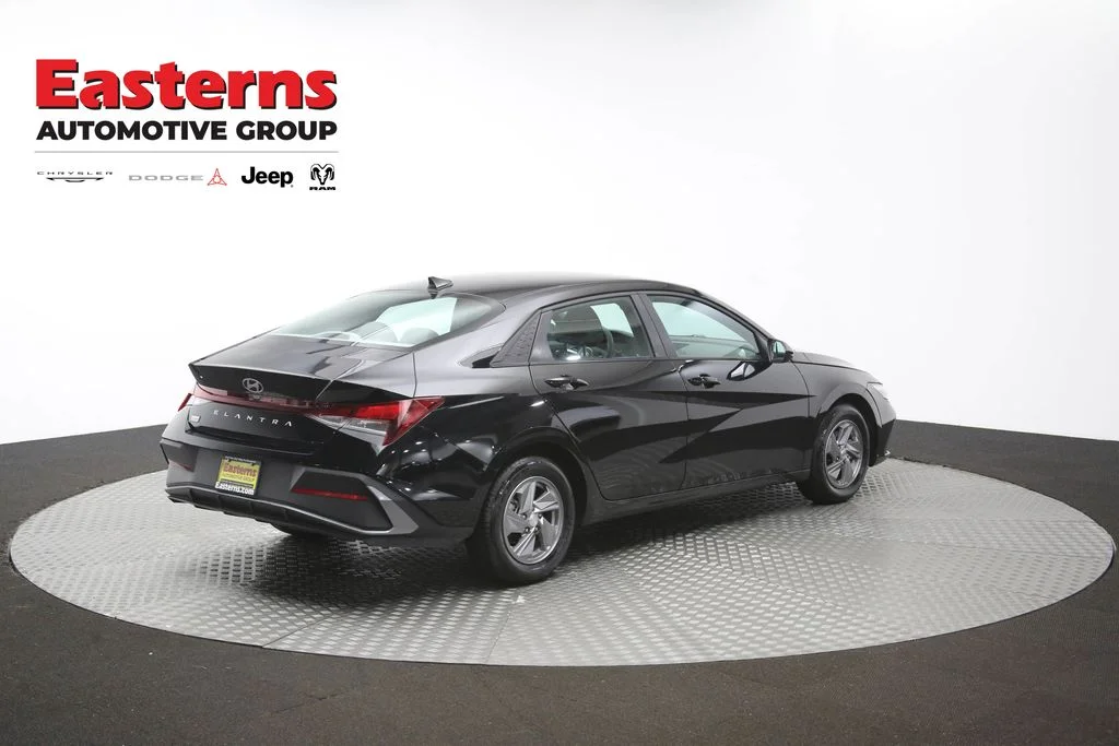 Used 2025 Black Hyundai SE image 38