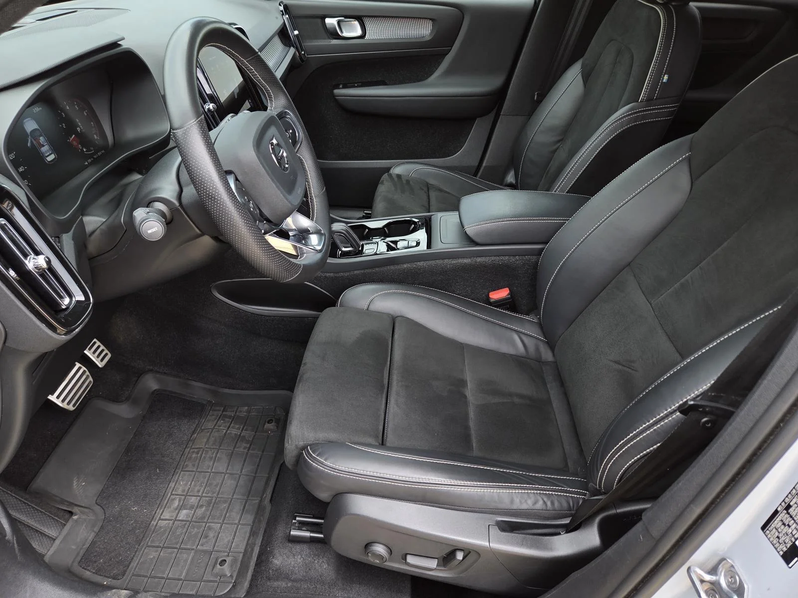 Used 2021 Glacier Silver Metallic Volvo R-Design image 30