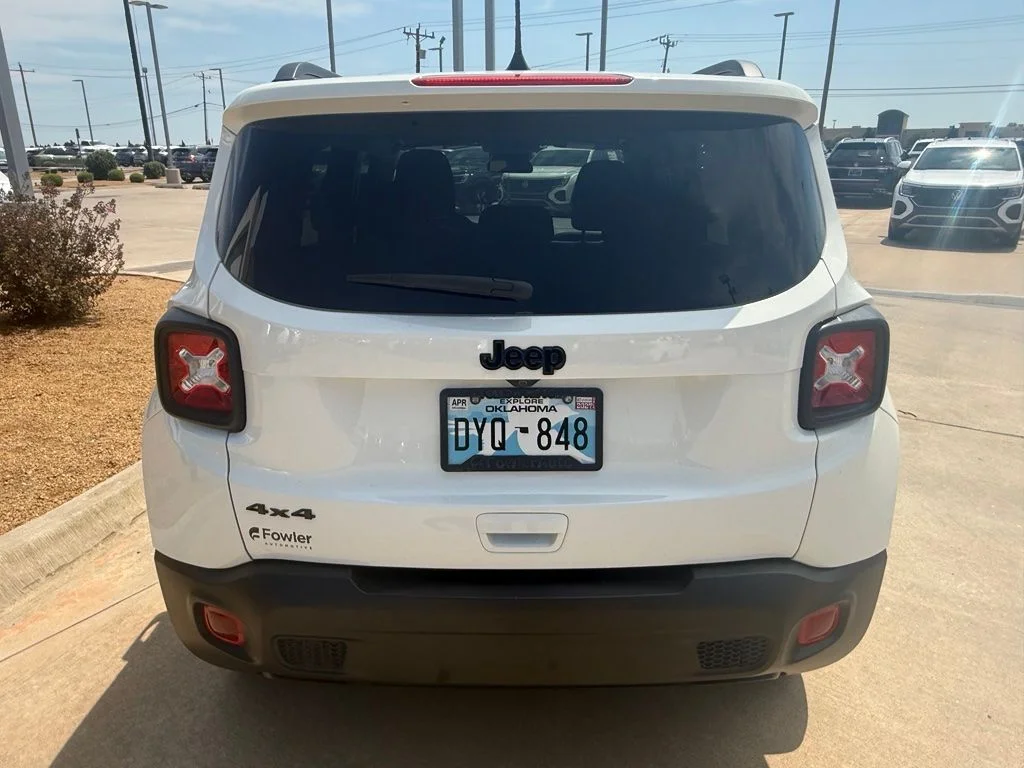 Used 2023 Alpine White Clearcoat Jeep Latitude image 4