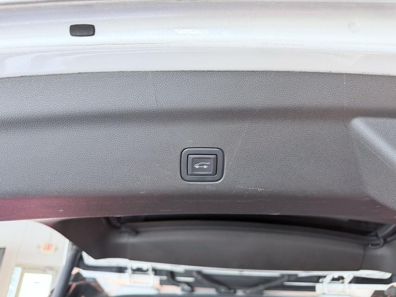 Used 2021 CRYSTAL WHITE TRICOAT Cadillac Premium Luxury image 27