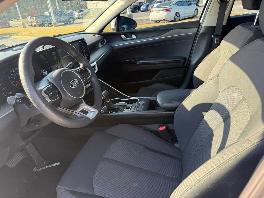 Used 2021 White Kia LXS image 9
