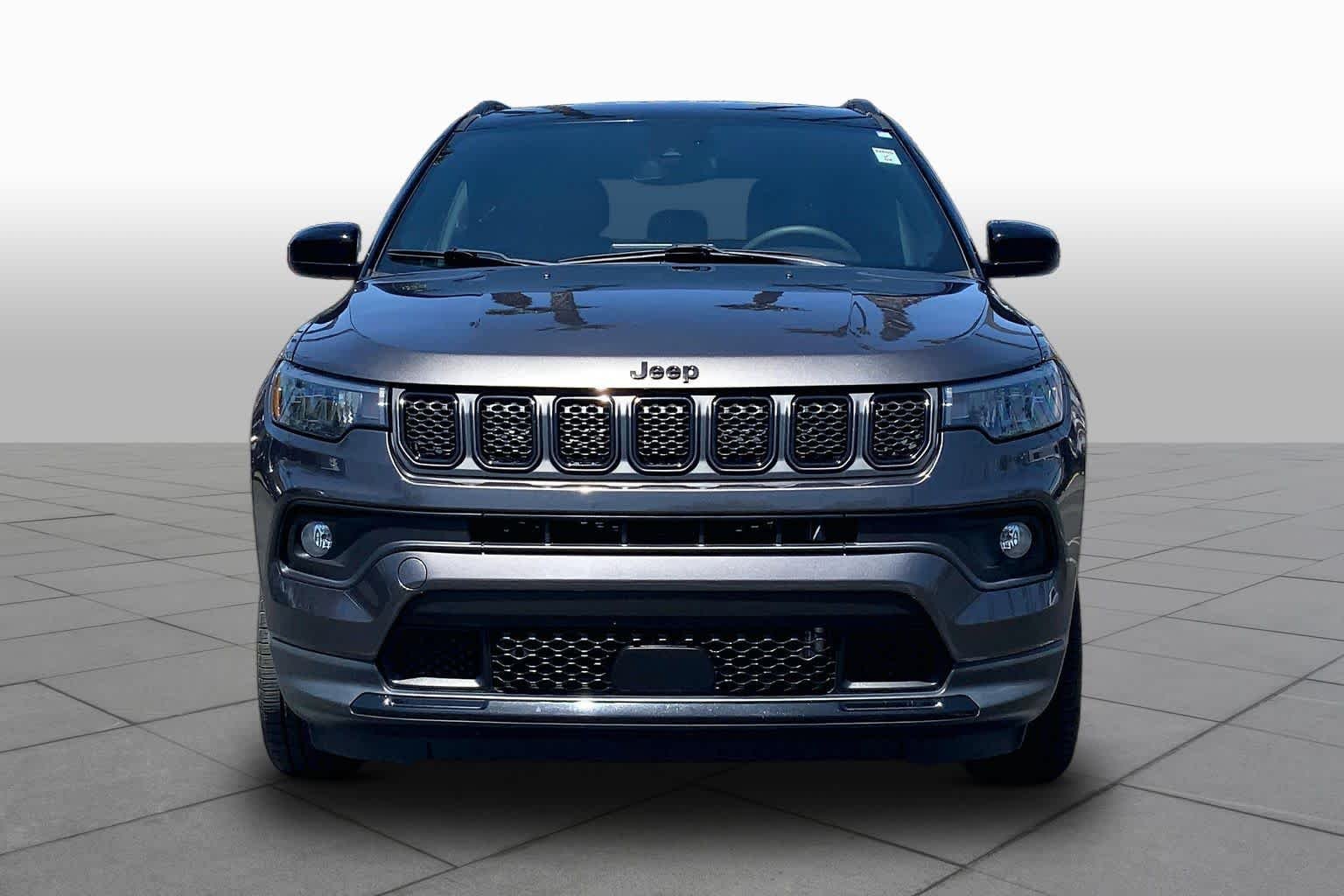 Used 2023 Granite Crystal Metallic Clearcoat Jeep Altitude image 3