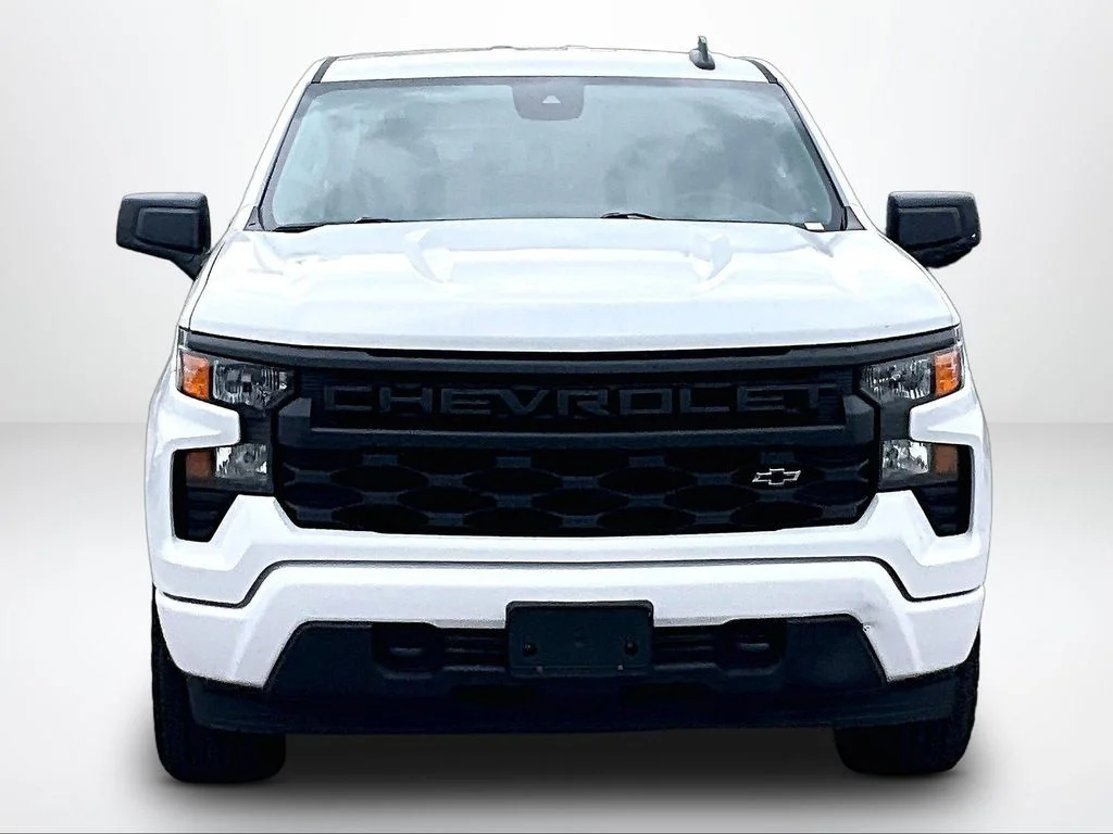 Used 2023 White Chevrolet Custom image 4