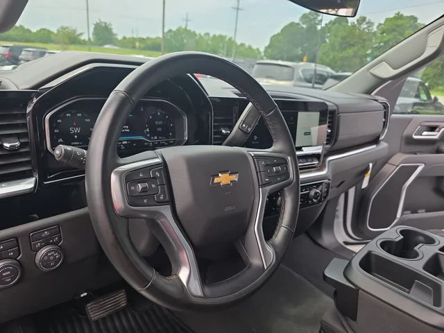 Used 2025 White Chevrolet LT image 17