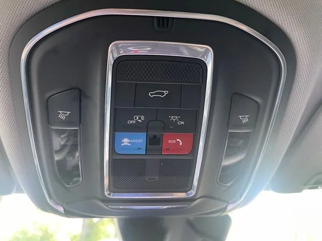 Used 2023  Jeep Limited image 21