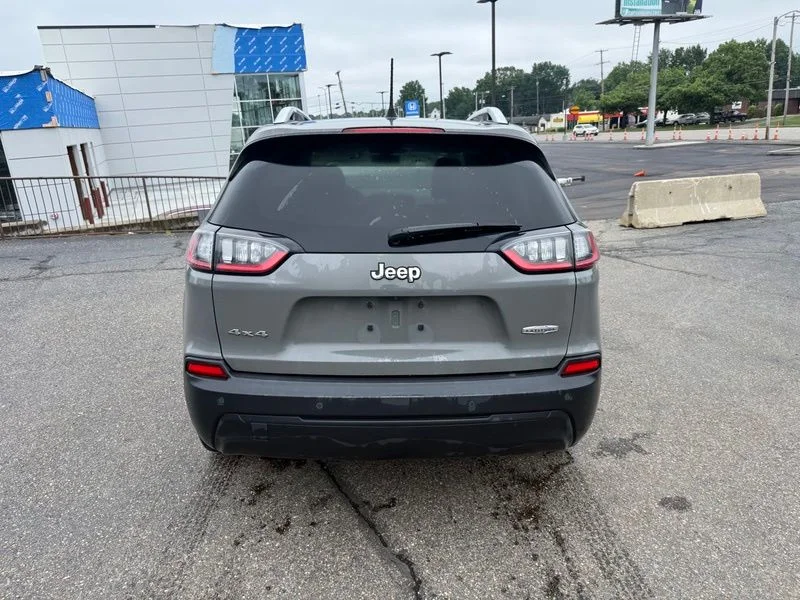 Used 2019 Gray Jeep Latitude Plus image 7