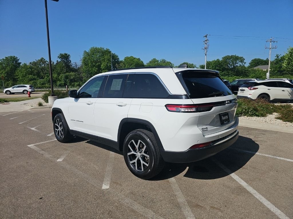 Used 2024 White/off-white Jeep Limited image 3