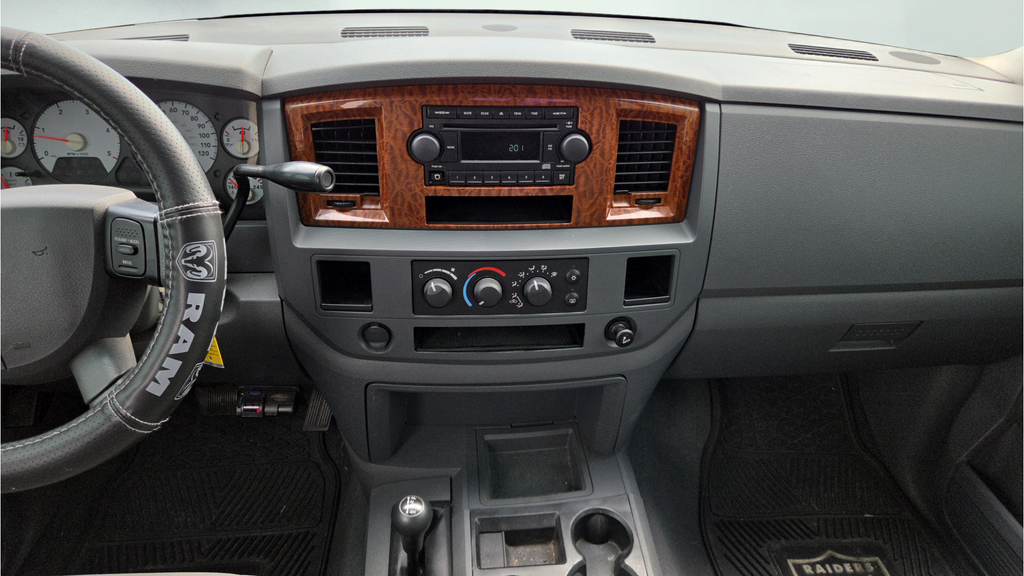 Used 2006 White Dodge SLT image 22