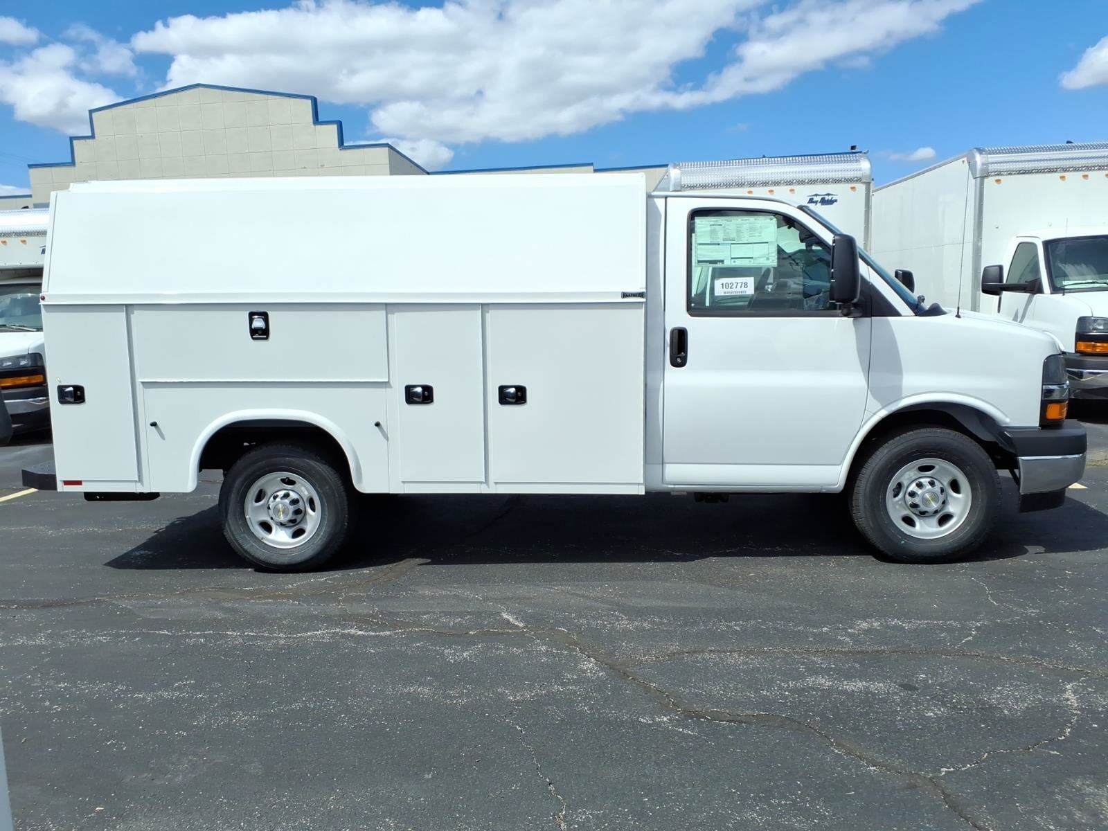 New 2026 Summit White Chevrolet 1WT image 18