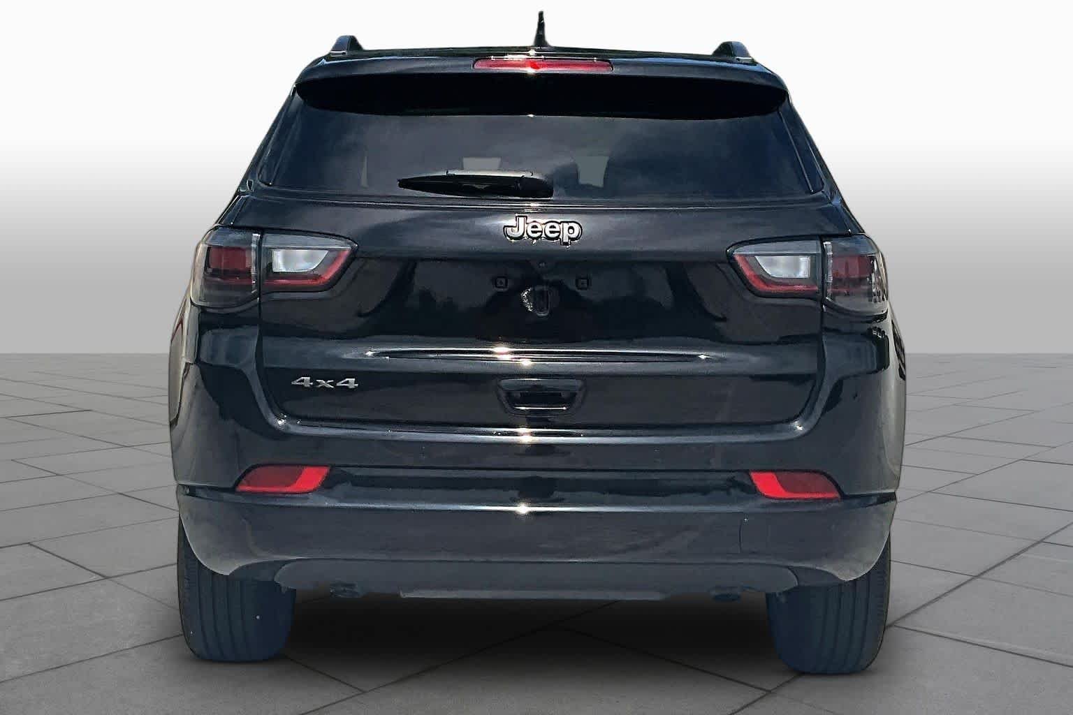 Used 2024 Diamond Black Crystal Pearlcoat Jeep Limited image 5