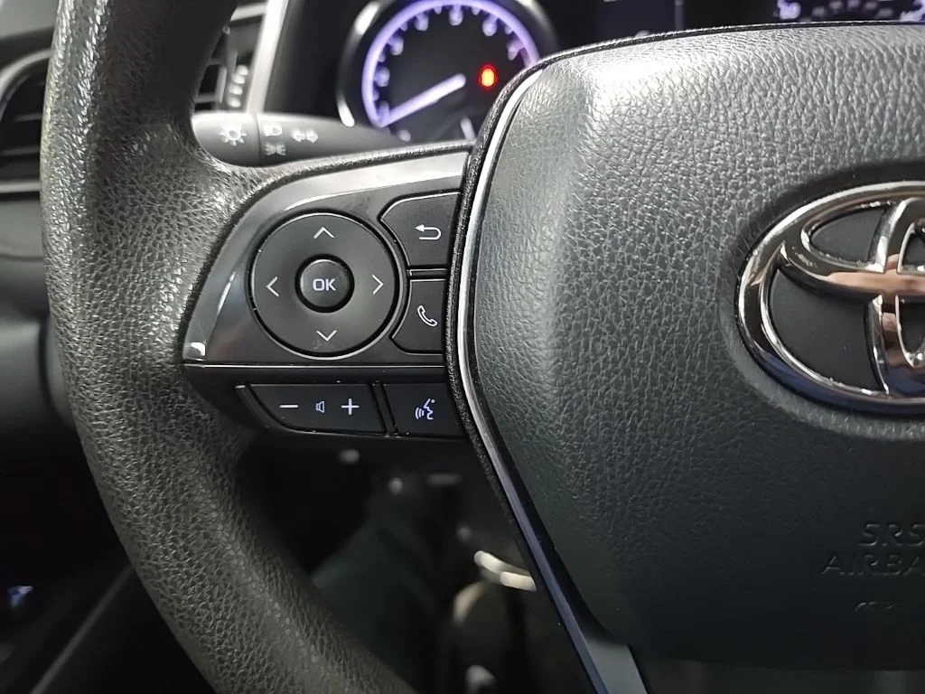 Used 2020 White Toyota LE image 19
