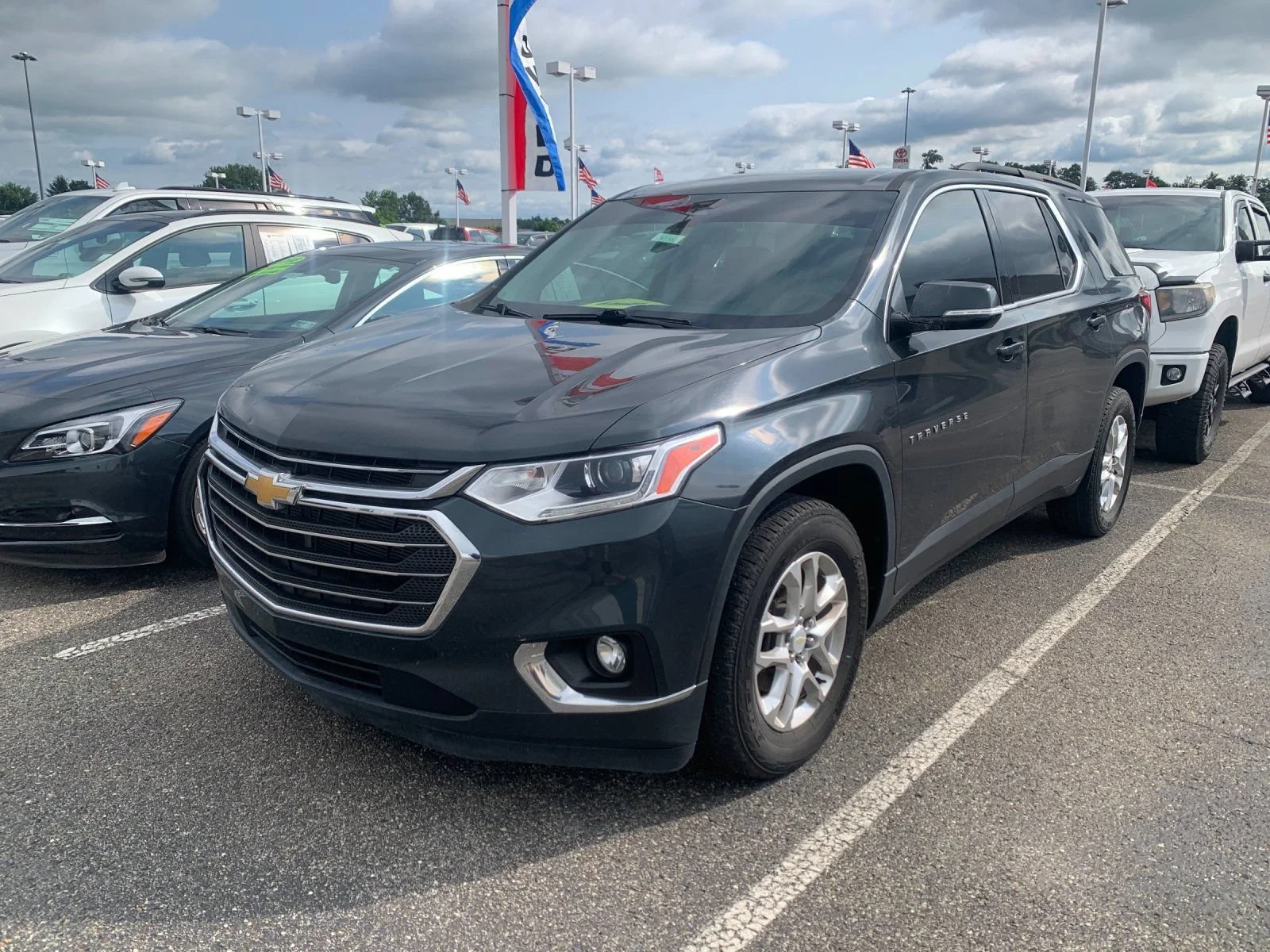 Used 2020 GRAPHITE METALLIC Chevrolet LT Cloth image 4