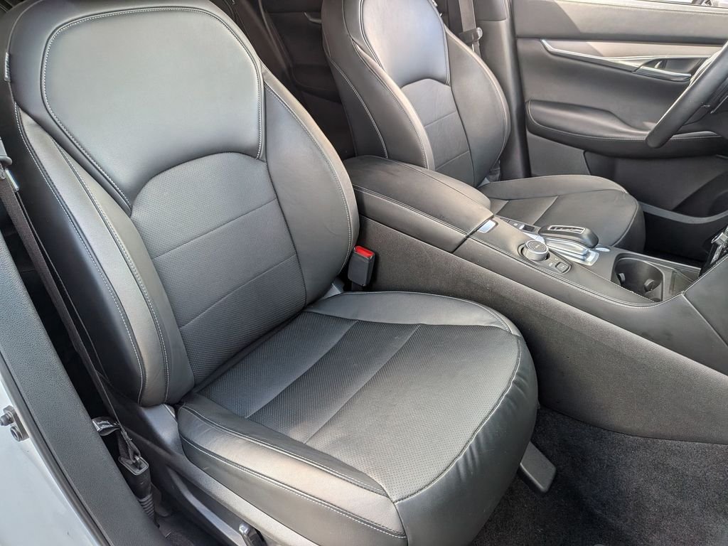 Used 2023 White INFINITI LUXE image 29