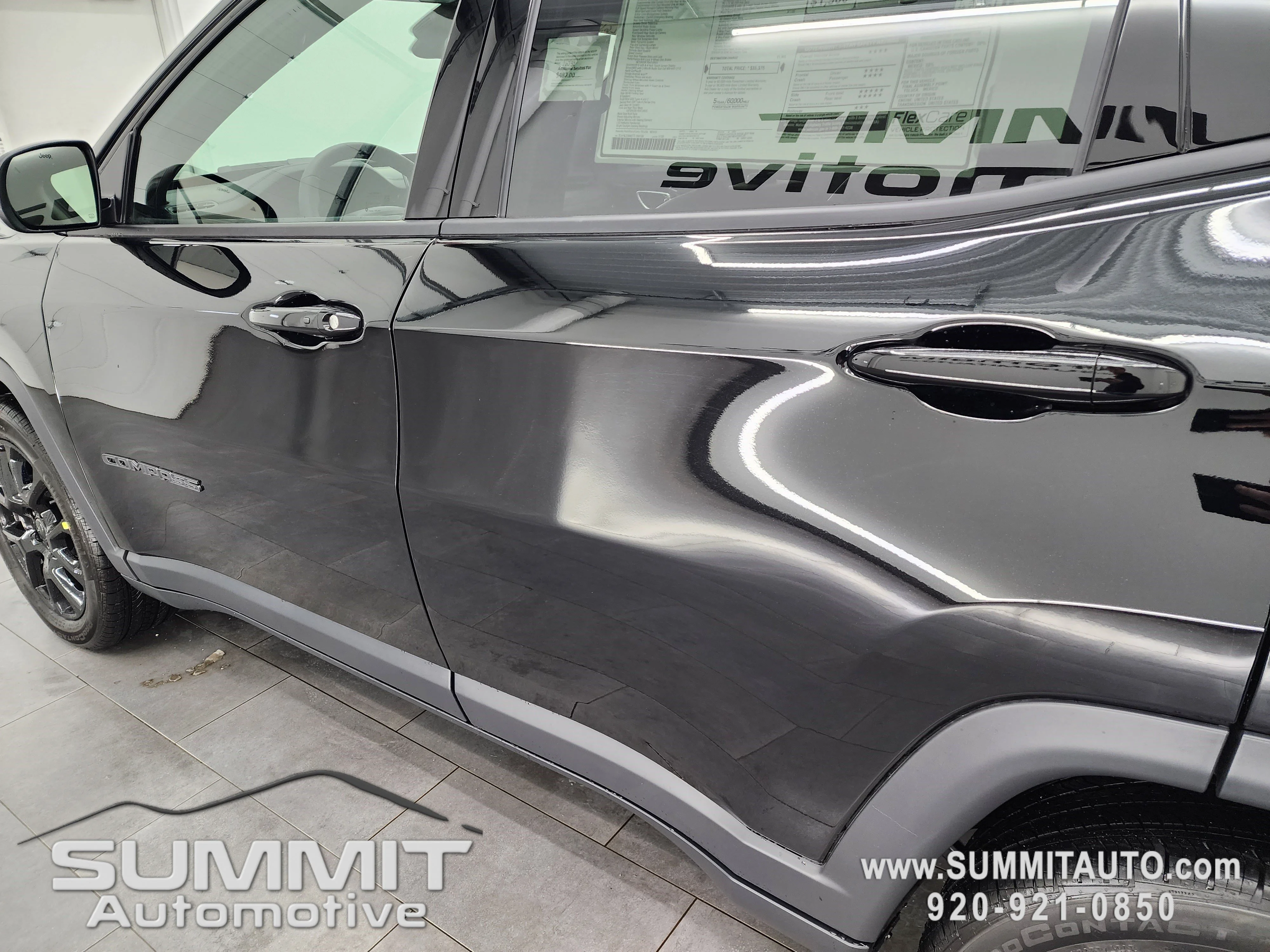 New 2026 Diamond Black Crystal Pearl-Coat Exterior Paint Jeep Latitude image 31