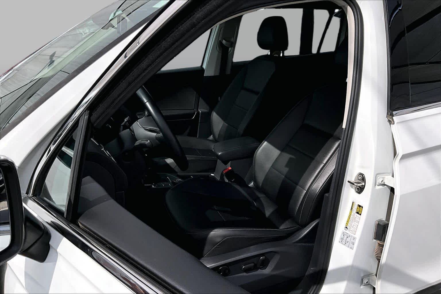Used 2019 Pure White Volkswagen SE image 8