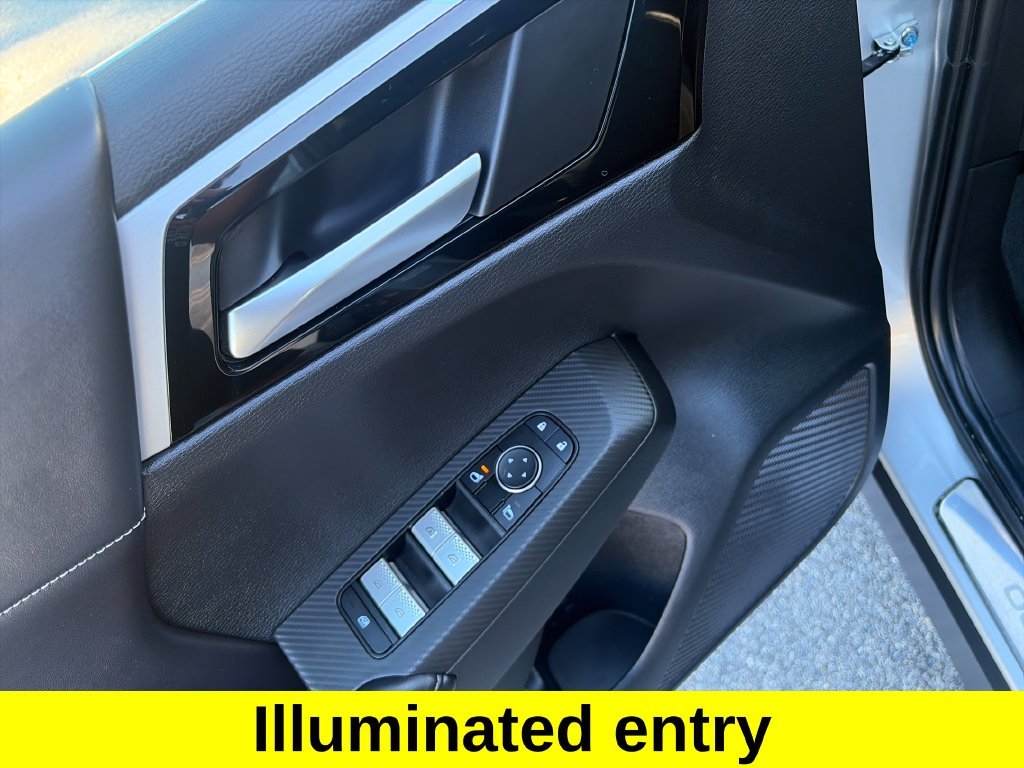 Used 2022 Silver Mitsubishi SE image 11