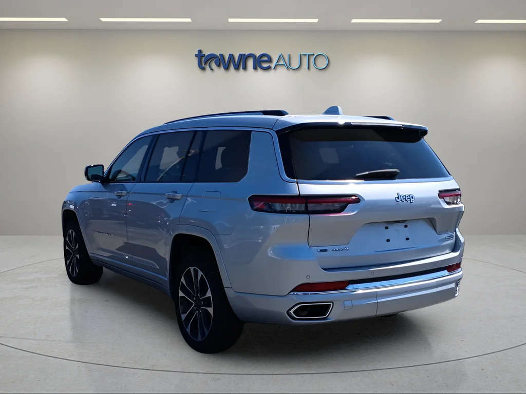 Used 2023 Silver Jeep Overland image 3