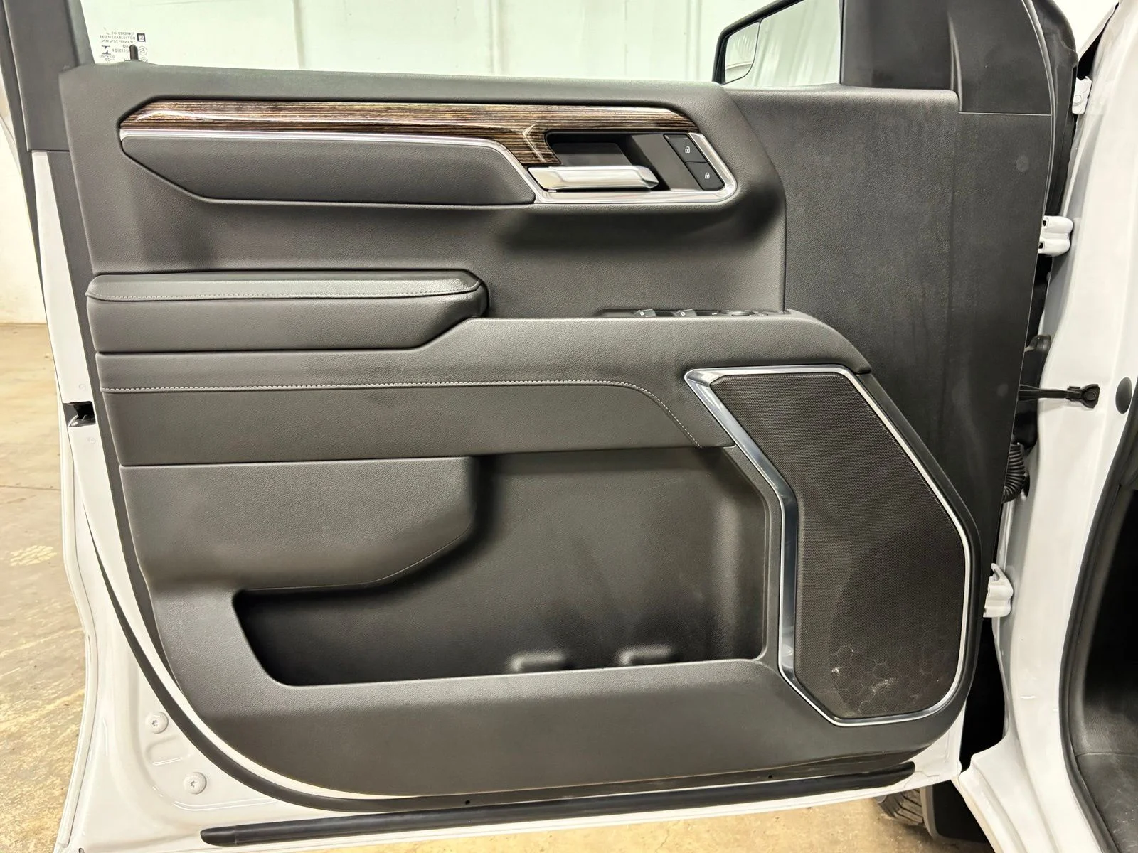 Used 2023 White GMC Elevation image 17