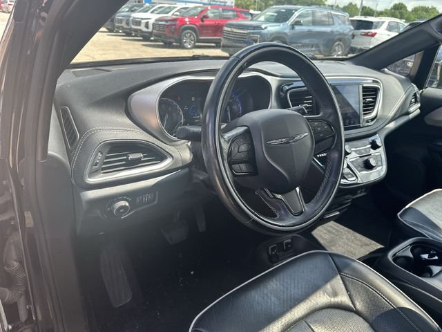Used 2018 Black Chrysler Limited image 12